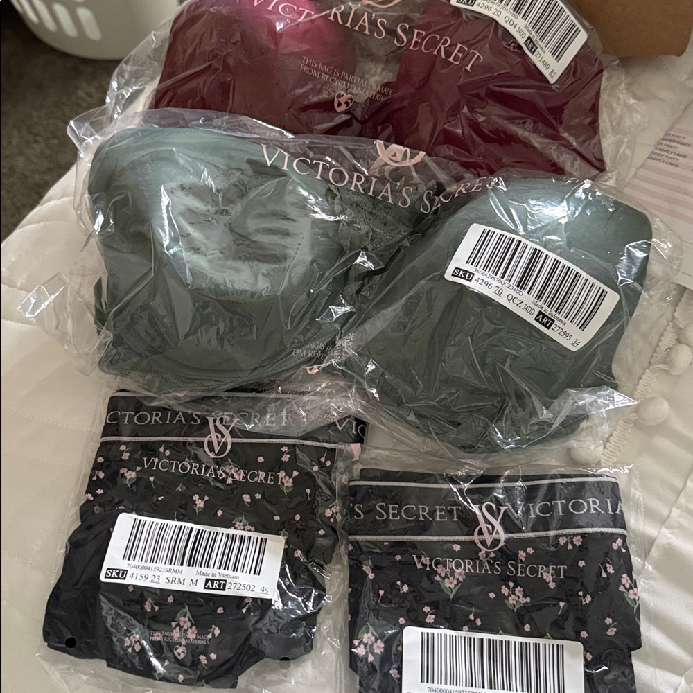 Victoria Secret 34DD front close Demi Bra’s Set + two pair hip huggers BNWT